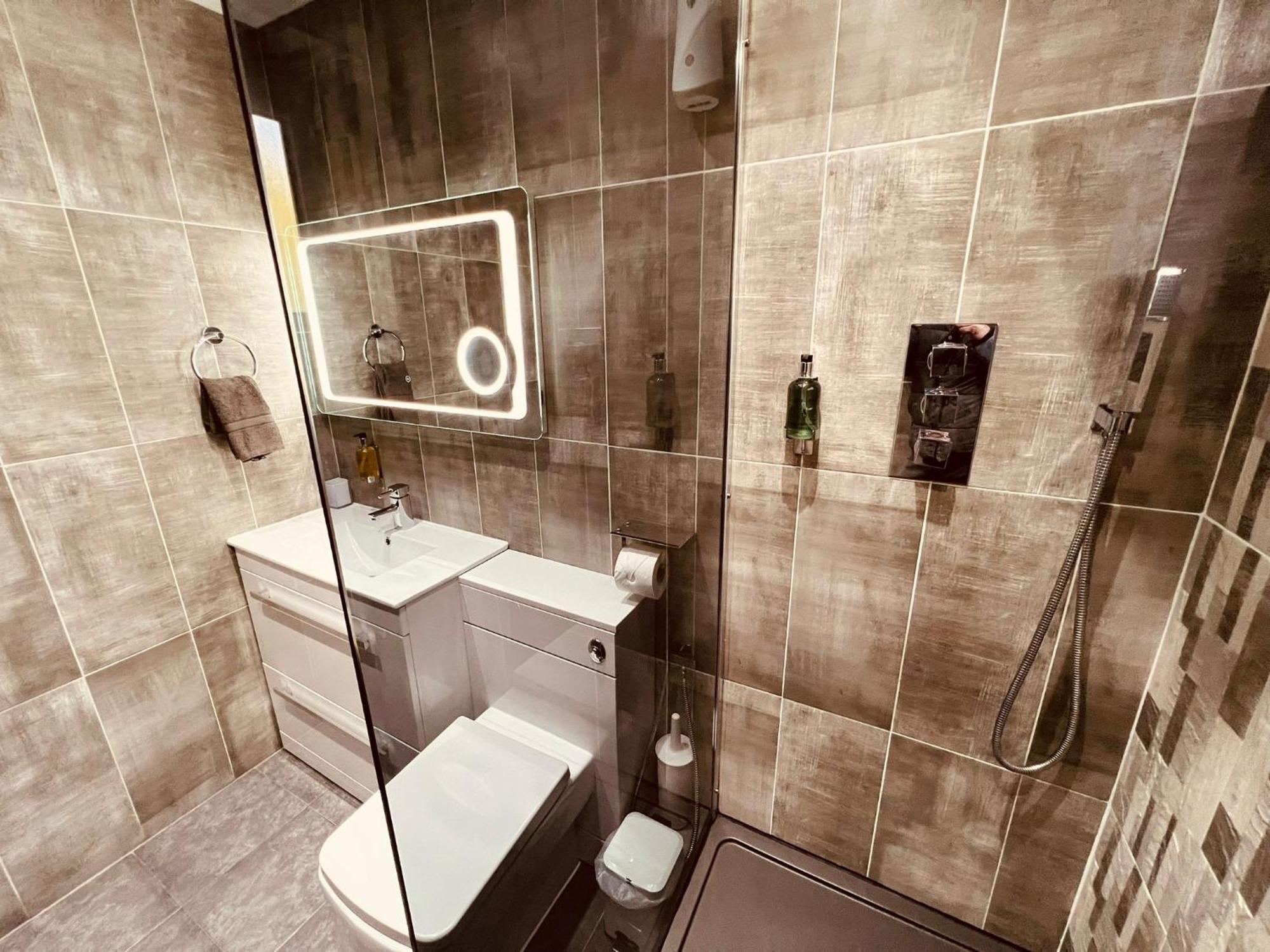 Modern Suites -5 Bedroom House- With Free Parking Birmingham City Luaran gambar