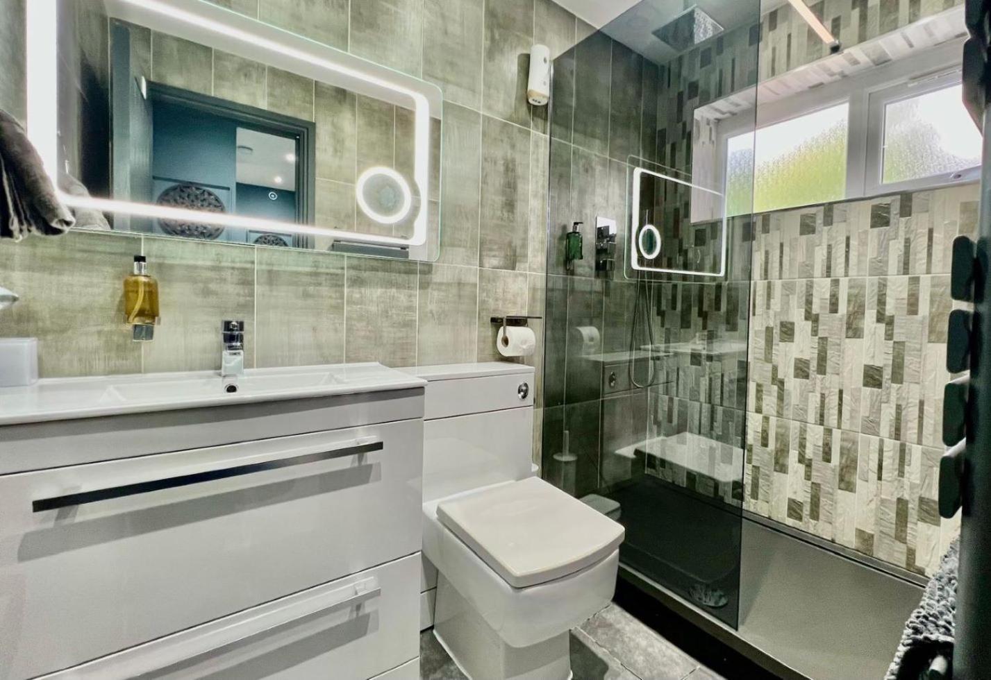 Modern Suites -5 Bedroom House- With Free Parking Birmingham City Luaran gambar